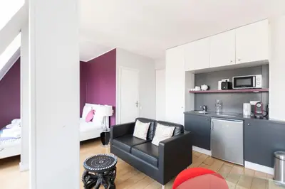 Cuisine ou kitchenette dans l'établissement GuestReady -Cozy Apartment with Eiffel Tower view