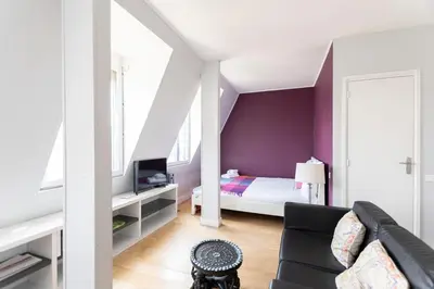 Un ou plusieurs lits dans un hébergement de l'établissement GuestReady -Cozy Apartment with Eiffel Tower view