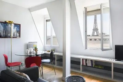 Télévision ou salle de divertissement dans l'établissement GuestReady -Cozy Apartment with Eiffel Tower view