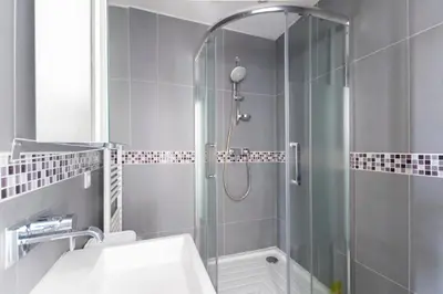 Salle de bains dans l'établissement GuestReady -Cozy Apartment with Eiffel Tower view