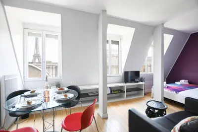 Coin salon dans l'établissement GuestReady -Cozy Apartment with Eiffel Tower view