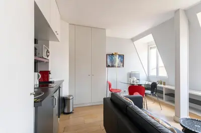 Télévision ou salle de divertissement dans l'établissement GuestReady -Cozy Apartment with Eiffel Tower view