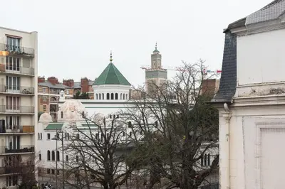 Vue générale sur Paris ou vue de la ville depuis l'appartement