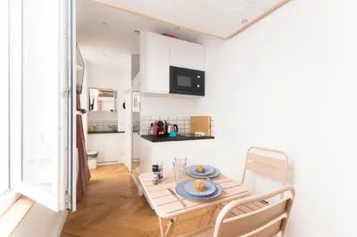 Cuisine ou kitchenette dans l'établissement Super central mini studio - 2 pax, murphy bed