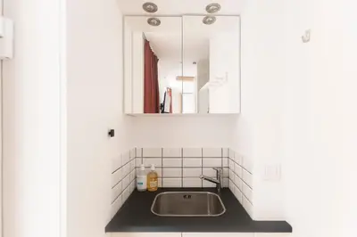 Cuisine ou kitchenette dans l'établissement Super central mini studio - 2 pax, murphy bed