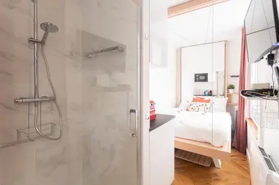 Un ou plusieurs lits dans un hébergement de l'établissement Super central mini studio - 2 pax, murphy bed