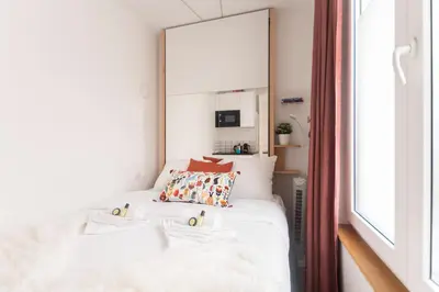 Un ou plusieurs lits dans un hébergement de l'établissement Super central mini studio - 2 pax, murphy bed