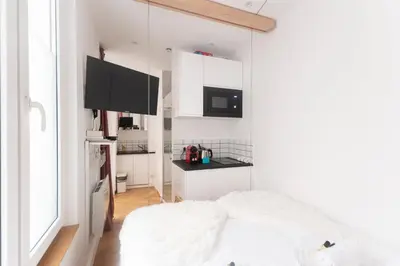 Cuisine ou kitchenette dans l'établissement Super central mini studio - 2 pax, murphy bed