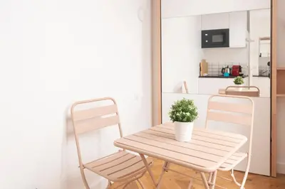 Cuisine ou kitchenette dans l'établissement Super central mini studio - 2 pax, murphy bed