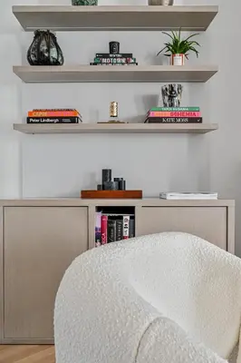 Bibliothèque dans l'appartement