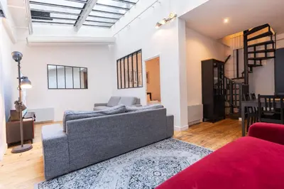 Coin salon dans l'établissement Loft House 3 BR Bastille, Marais AC by LCC Agency