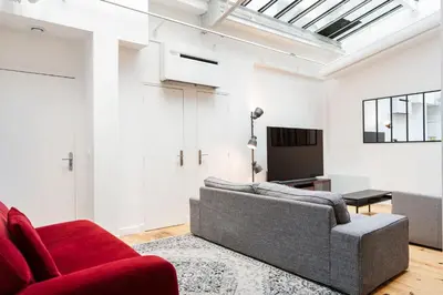 Télévision ou salle de divertissement dans l'établissement Loft House 3 BR Bastille, Marais AC by LCC Agency