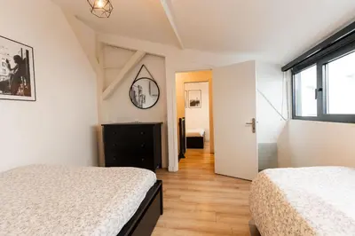 Un ou plusieurs lits dans un hébergement de l'établissement Loft House 3 BR Bastille, Marais AC by LCC Agency