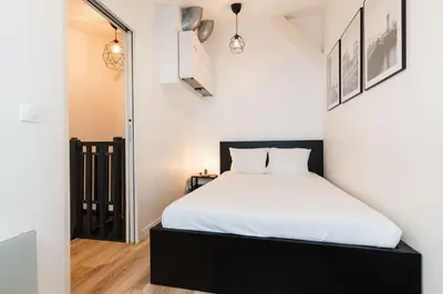 Un ou plusieurs lits dans un hébergement de l'établissement Loft House 3 BR Bastille, Marais AC by LCC Agency
