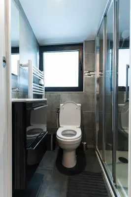 Salle de bains dans l'établissement Loft House 3 BR Bastille, Marais AC by LCC Agency