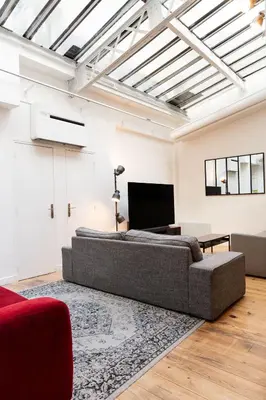 Télévision ou salle de divertissement dans l'établissement Loft House 3 BR Bastille, Marais AC by LCC Agency