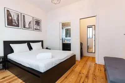 Un ou plusieurs lits dans un hébergement de l'établissement Loft House 3 BR Bastille, Marais AC by LCC Agency