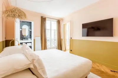Télévision ou salle de divertissement dans l'établissement Habitat Parisien - 2BR-2BA - Marais - Centre Pompidou