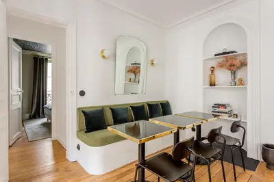 Coin salon dans l'établissement Habitat Parisien - 2BR-2BA - Marais - Centre Pompidou
