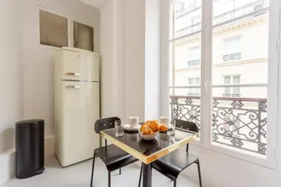 Cuisine ou kitchenette dans l'établissement Habitat Parisien - 2BR-2BA - Marais - Centre Pompidou