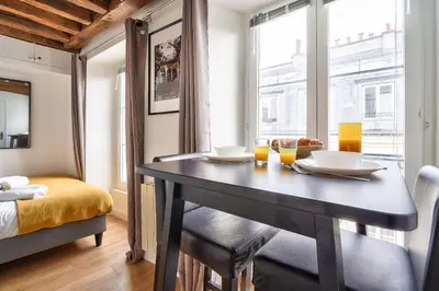 Un ou plusieurs lits dans un hébergement de l'établissement The Perfect Studio in the Heart of Paris (5M)