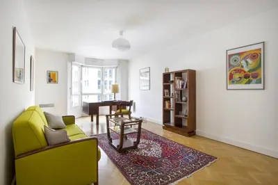 Coin salon dans l'établissement Chuquet par Locappart - Lumineux & Art Deco