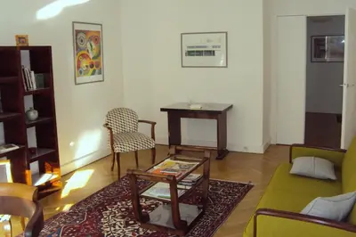 Coin salon dans l'établissement Chuquet par Locappart - Lumineux & Art Deco
