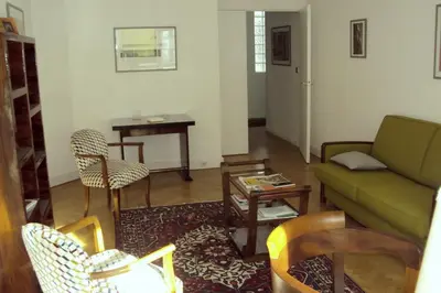 Coin salon dans l'établissement Chuquet par Locappart - Lumineux & Art Deco