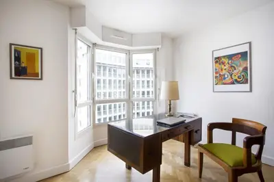 Coin salon dans l'établissement Chuquet par Locappart - Lumineux & Art Deco