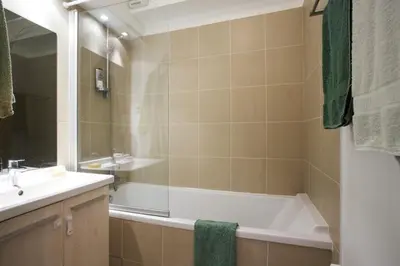 Salle de bains dans l'établissement Chuquet par Locappart - Lumineux & Art Deco