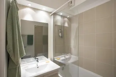 Salle de bains dans l'établissement Chuquet par Locappart - Lumineux & Art Deco