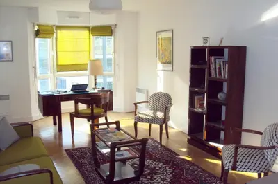 Coin salon dans l'établissement Chuquet par Locappart - Lumineux & Art Deco