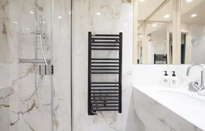 Salle de bains dans l'établissement Hôtel Prince de Conti - Hôtel Rénové