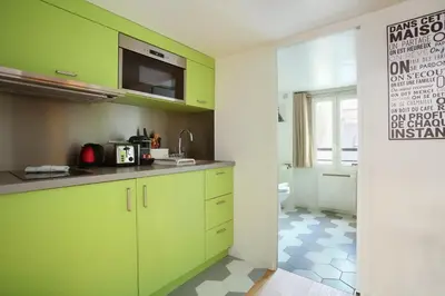 Cuisine ou kitchenette dans l'établissement Résidence Le Marais by Studio prestige