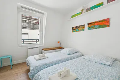 Un ou plusieurs lits dans un hébergement de l'établissement Nice apartment in the heart of Paris by Weekome