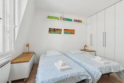 Un ou plusieurs lits dans un hébergement de l'établissement Nice apartment in the heart of Paris by Weekome