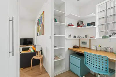 Télévision ou salle de divertissement dans l'établissement Nice apartment in the heart of Paris by Weekome