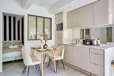 Cuisine ou kitchenette dans l'établissement Apartement Le Marais by Studio prestige