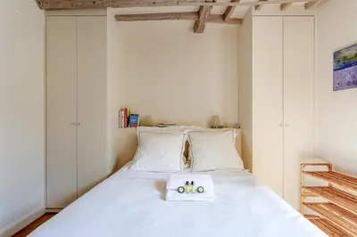 Un ou plusieurs lits dans un hébergement de l'établissement GuestReady - Apt in the heart of Latin Quarter