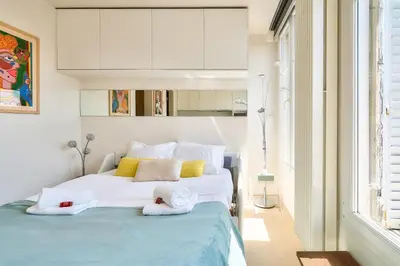 Un ou plusieurs lits dans un hébergement de l'établissement Designed Studio with AC-Terrasse Vue Tour Eiffel