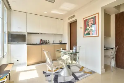 Cuisine ou kitchenette dans l'établissement Designed Studio with AC-Terrasse Vue Tour Eiffel