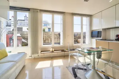 Cuisine ou kitchenette dans l'établissement Designed Studio with AC-Terrasse Vue Tour Eiffel