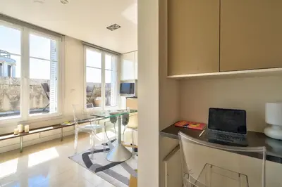 Télévision ou salle de divertissement dans l'établissement Designed Studio with AC-Terrasse Vue Tour Eiffel