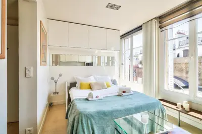 Un ou plusieurs lits dans un hébergement de l'établissement Designed Studio with AC-Terrasse Vue Tour Eiffel