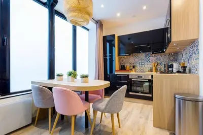 Cuisine ou kitchenette dans l'établissement Appartement de charme Gambetta Père Lachaise