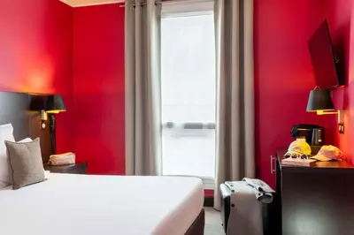 Un ou plusieurs lits dans un hébergement de l'établissement Hôtel Sophie Germain