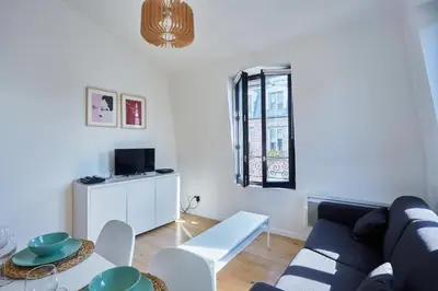 Télévision ou salle de divertissement dans l'établissement Residence Boulogne Centre le passage by Studio prestige
