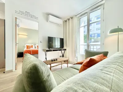 Télévision ou salle de divertissement dans l'établissement PARISIAN HOME l MONTMARTRE