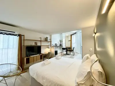 Un ou plusieurs lits dans un hébergement de l'établissement PARISIAN HOME l MONTMARTRE