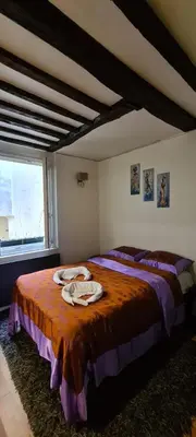 Un ou plusieurs lits dans un hébergement de l'établissement Cozy apt Heart of Paris, 3 mins Louvre